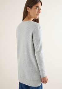 Maglione grigio a maniche lunghe con scollatura rotonda, polsini e orlo a costine, realizzato in un morbido tessuto a maglia, caratterizzato da una vestibilità comoda.