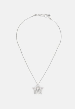 Collier en chaîne argentée avec un pendentif en forme d'étoile présentant une pierre précieuse ronde centrale claire entourée de petites pierres claires.