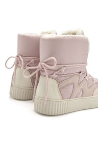 Rosa gepolsterte Knöchelstiefel mit strukturierten Seitenelementen, weichem Fleece-Futter an der Oberseite und einer beigen Gummisohle. Verfügt über eine Schnürung.