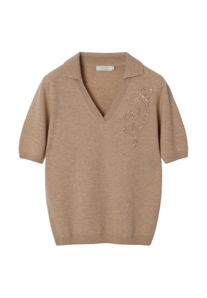 Beiger Kurzarm-Polopullover mit V-Ausschnitt und dekorativem, paillettenbesetztem Paisley-Design auf der linken Seite, weiche Textur und lockere Passform.