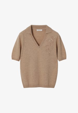 Beiger Kurzarm-Polopullover mit V-Ausschnitt und dekorativem, paillettenbesetztem Paisley-Design auf der linken Seite, weiche Textur und lockere Passform.