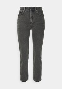 Vaqueros de denim negro con cintura alta, diseño de pierna recta, estilo de cinco bolsillos y costuras visibles. Presenta un cierre de botón y cremallera.