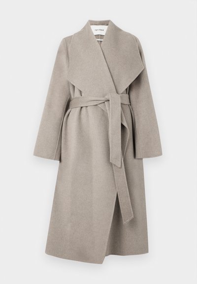 Pikk beež villane mantle laiade krae ja vööga, mis on seotud talje ümber, esitatud valgel taustal.