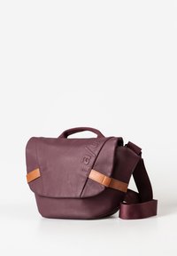 Borsa messaggera in pelle color bordeaux con manico superiore e tracolla regolabile, caratterizzata da dettagli in pelle color cuoio e logo stampato in rilievo.