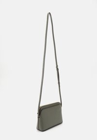 DKNY BRYANT - Torba čez telo - olive