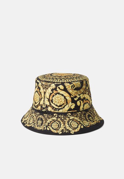 Zwarte bucket hat met een ingewikkeld gouden bloemenpatroon, een gladde stofstructuur en een brede rand met gedetailleerde accenten rondom de basis.