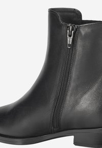 Bottes noires en cuir jusqu'à la cheville avec une fermeture éclair sur le côté, texture lisse, bout arrondi, talon bas et design minimaliste, adaptées pour un usage décontracté ou formel.