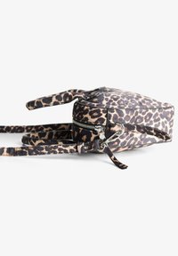 Ruksak s uzorkom leopard s patent zatvaranjem, glatkom teksturom i dva prilagodljiva remena. Ima crne detalje i kompaktni dizajn.