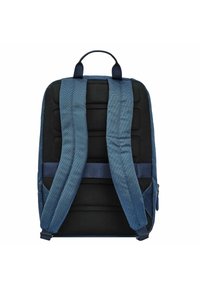 Zaino blu con spallacci imbottiti e regolabili. Tessuto testurizzato e una maniglia superiore. Imbottitura nera sulla schiena per un maggiore comfort. Tasca laterale con zip visibile.