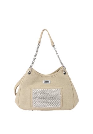 Beige skuldertaske med sølvkæde-stropper, front med tekstureret metallisk patch og lille rektangulær sølv-logo plade.