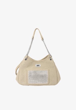 Beige schoudertas met zilveren kettingriemen, een gestructureerde metallic patch aan de voorkant en een klein rechthoekig zilveren logoplaatje.