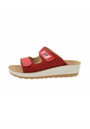 Sandalo rosso con due cinghie regolabili, accenti lucidi e suola testurizzata. Presenta una suola a piattaforma e una soletta imbottita morbida.