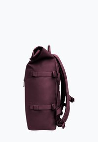 Burgundy reppu, jossa on rullattava yläosa, pehmustetut hihnat, sivu vetoketju ja säädettävät soljet. Sujuva kankaan pinta ja kestävä rakenne.