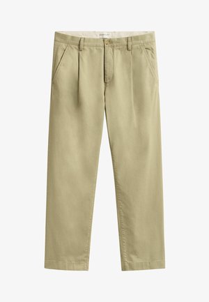 Beige katoenen chino's met geplooide voorkant, knoopsluiting, riemlussen en zijzakken, plat neergelegd.