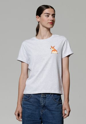 Grijze katoenen T-shirt met korte mouwen, met een cartoon corgi ontwerp aan de linkerkant. Ronde hals en een losse pasvorm.
