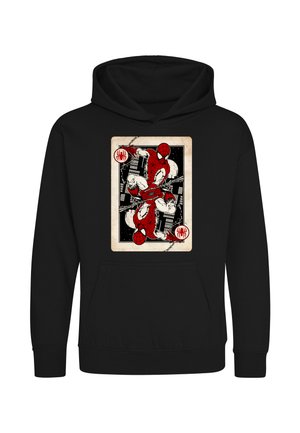 Sort hættetrøje med et design af et spillekort, der viser to spejlede Spider-Man-figurer i rød og hvid mod en bylandskabsbaggrund.