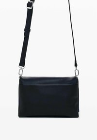 Sac en cuir noir porté croisé avec une texture lisse, de forme rectangulaire plate, une bandoulière réglable et des accents en métal argenté.