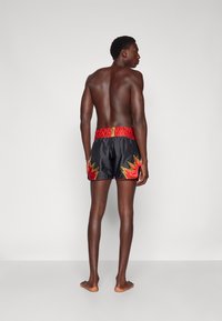 Venum INFERNO 2.0 MUAY THAI SHORTS - Športne kratke hlače - deep black/cherry red