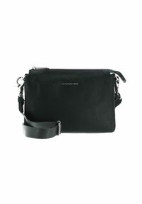 Sac bandoulière en cuir texturé noir, avec une bandoulière réglable et des finitions en métal argenté. Il dispose d'une fermeture zippée et du logo de la marque sur le devant.