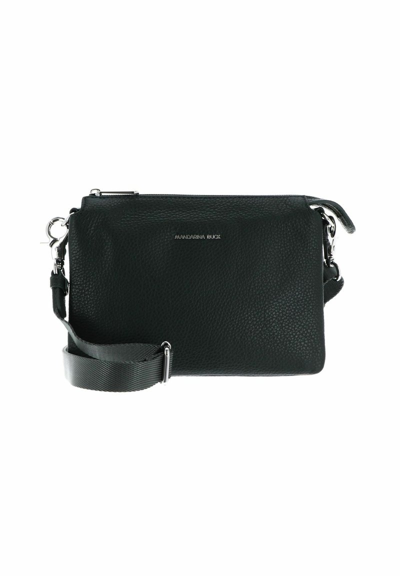 Sac bandoulière en cuir texturé noir, avec une bandoulière réglable et des finitions en métal argenté. Il dispose d'une fermeture zippée et du logo de la marque sur le devant.