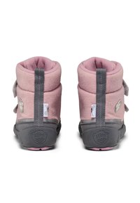 Roze vilten laarzen met grijze rubberen zolen, klittenbandsluitingen en een trekstrip. Voorzien van een logo-detail en een zachte voering voor comfort.