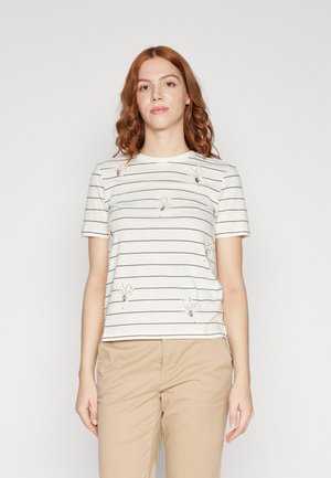 Ραβδωτό μπλουζάκι κοντομάνικο σε κρεμ και χρυσό, με λεπτομέρειες από κεντημένα λουλούδια. Μαλακό βαμβακερό υλικό με χαλαρή εφαρμογή.