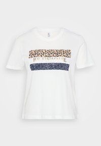 T-shirt en coton blanc à manches courtes, avec trois panneaux horizontaux : imprimé léopard, "SOIS UNIQUE" en doré, et imprimé léopard bleu marine.