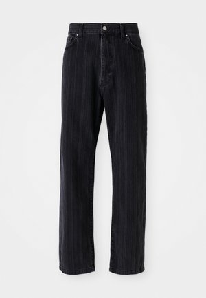 Jeans en denim noir avec des rayures verticales, coupe droite, poches avant et bouton de fermeture. Texture lisse et couleur uniforme.