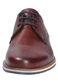 Bruine leren derby schoen met een ronde neus, voorzien van donkere veters, een contrasterende witte en marineblauwe zool, en een gladde textuur met minimale stiksel details.