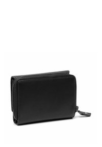 Zwarte leren portefeuille met een rechthoekige vorm, ritssluiting en een gladde textuur. Heeft minimale stiksels en een klein bevestigingslipje.
