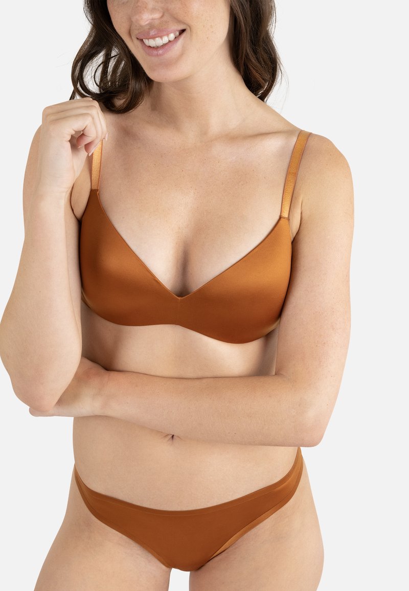 Soutien-gorge marron et bas de bikini assorti en tissu lisse, présentant un design décolleté en v modeste et de fines bretelles ajustables. Accents minimalistes.