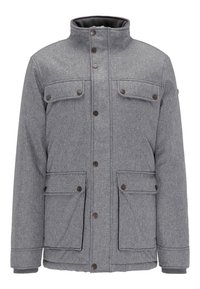 Giacca grigia in misto lana con colletto a camicia corto, due tasche sul petto e due tasche laterali. Presenta una chiusura con bottoni e polsini a coste.