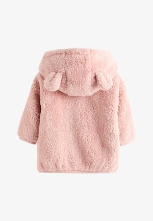 Ružový, plyšový, chlpatý kabát s kapucňou a zaoblenými uškami na kapucni, dlhými rukávmi a jemnou textúrou, navrhnutý pre teplo a pohodlie.
