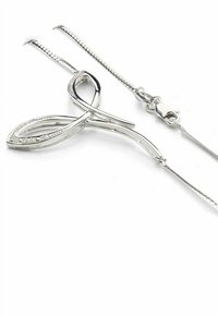 Sølv halskjede med et abstrakt, loopet vedhæng prydet med små klare sten. Slank kæde med en hummerlås.