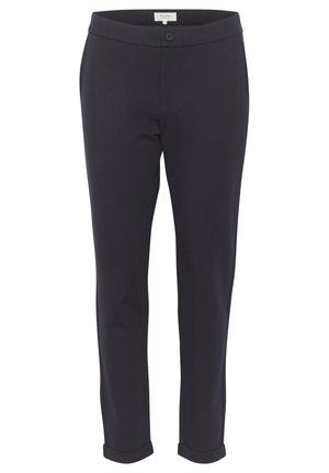 Pantalon marine en tissu lisse, avec une fermeture à bouton, des passants de ceinture et des ourlets roulés aux chevilles. Pas de poches visibles.