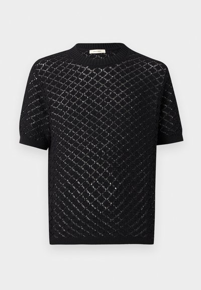 Μαύρο πλεκτό τοπ με κοντά μανίκια και διατρητό μοτίβο σε σχήμα ρόμβου, με ριμπ λαιμόκοψη, μανσέτες και τελείωμα.