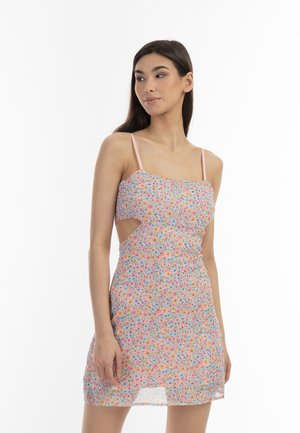 Blumenkleid mit pinken Trägern, tailliertem Oberteil und Ausschnittdetails. Besitzt ein leichtes, farbenfrohes Muster auf einem weichen, transparenten Stoff.