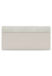 Lichtgrijze leren portemonnee met een gladde afwerking, voorzien van een zachte suede klep. Tekst luidt "Ontworpen in Keulen, Duitsland."