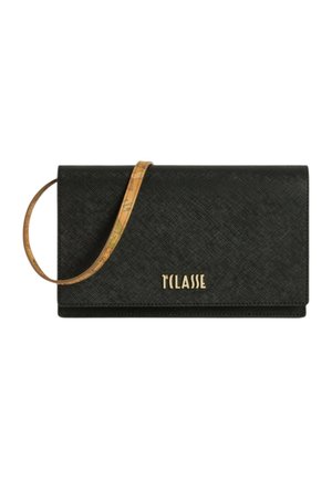 Clutch nero texturizzato con logo dorato "T CLASSE" e cinturino in pelle marrone con una sottile stampa vintage di una mappa.