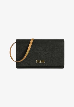 Clutch nero texturizzato con logo dorato "T CLASSE" e cinturino in pelle marrone con una sottile stampa vintage di una mappa.