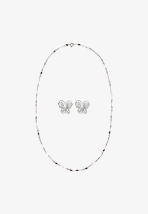 Hopeanvärinen korusetti, joka sisältää herkästi muotoillun ketjukaulakorun suorakaiteen muotoisilla lenkeillä ja siihen sopivat kristallein koristellut perhosenmuotoiset korvakorut.