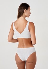 Grå sømløs bh og bikini sæt med V-formet ryg, brede stropper og blød tekstur med et minimalistisk design.