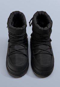 Mustat eristetyt saappaat, joissa sileä synteettinen päällinen, pyöreä kärki ja joustava nauhoitusjärjestelmä. Pehmeä kaulus lisää mukavuutta.