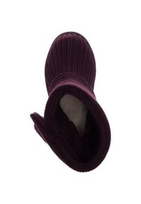 Bota de punto en un profundo tono púrpura, con punta redondeada y un suave forro interior ligero. El diseño de puño doblado en la parte superior realza la textura.
