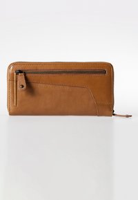 Portafoglio in pelle marrone con tasca con zip, texture liscia, forma rettangolare e dettagli di cucitura discreti. La zip si estende lungo la parte superiore.