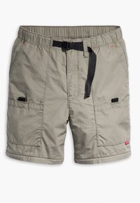 Lichtgrijze korte broek gemaakt van zacht, lichtgewicht materiaal. Voorzien van een elastische tailleband met een zwarte riem, zijzakken met klep en stikselaccenten.