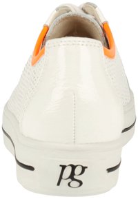 Weißer, perforierter Sneaker mit orangefarbenem Akzent an der Ferse, schwarzem Logo auf der Sohle und einer glatten, strukturierten Oberseite.