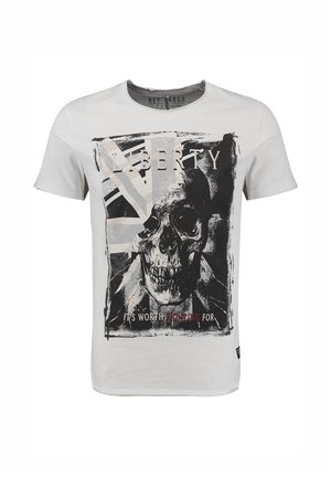 T-shirt bianca con una grafica di un teschio su una bandiera britannica usurata e le parole "LIBERTÀ" e "Ne vale la pena combattere."