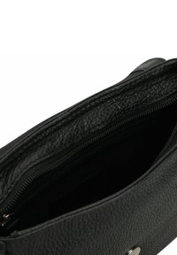 Borsa a mano in pelle nera con superficie texturizzata, chiusura con zip e rivestimento liscio. Presenta un'accento metallico sul fronte.
