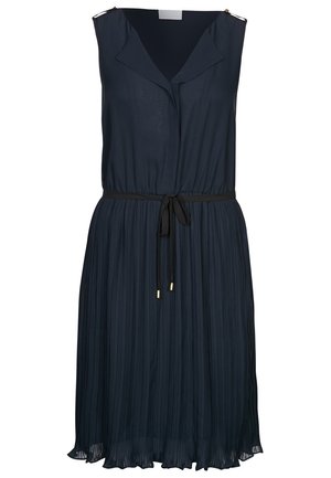 Robe plissée bleu marine avec décolleté en V, sans manches, taille cintrée et ceinture noire. Accents dorés sur les bretelles.